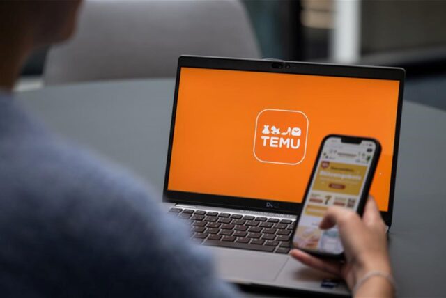 Blick auf einen Laptop mit dem Logo der App Temu (gestellte Szene).