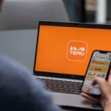 Blick auf einen Laptop mit dem Logo der App Temu (gestellte Szene).