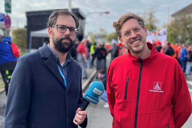 Ruhr Nachrichten-Reporter Dennis Pesch interviewt beim Warkstreik in Dortmund den IG-Metall-Bevollmächtigten Marc Schneider.
