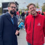 Ruhr Nachrichten-Reporter Dennis Pesch interviewt beim Warkstreik in Dortmund den IG-Metall-Bevollmächtigten Marc Schneider.