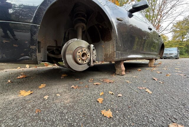Ein Auto wurde an der Barkenberger Allee auf Höhe Talaue auf Plastersteine aufgebockt. Unbekannte klauten zudem die Reifen.
