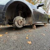 Ein Auto wurde an der Barkenberger Allee auf Höhe Talaue auf Plastersteine aufgebockt. Unbekannte klauten zudem die Reifen.