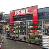 Der Eingang des Rewe-Marktes in Hervest.