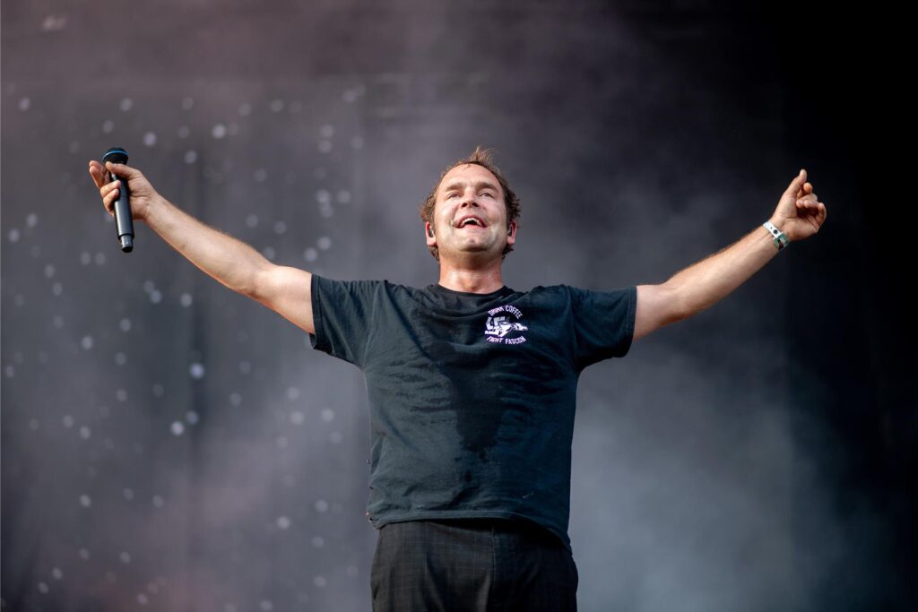 Der deutsche Sänger Axel Bosse steht auf dem Hurricane Festival auf der Bühne Der deutsche Sänger Axel Bosse steht auf dem Hurricane Festival auf der Bühne