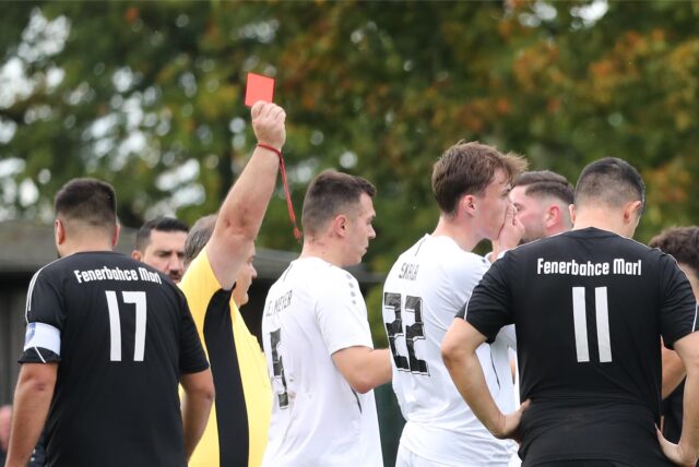 Fußball-Schiedsrichter zeigt die Rote Karte