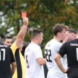 Fußball-Schiedsrichter zeigt die Rote Karte