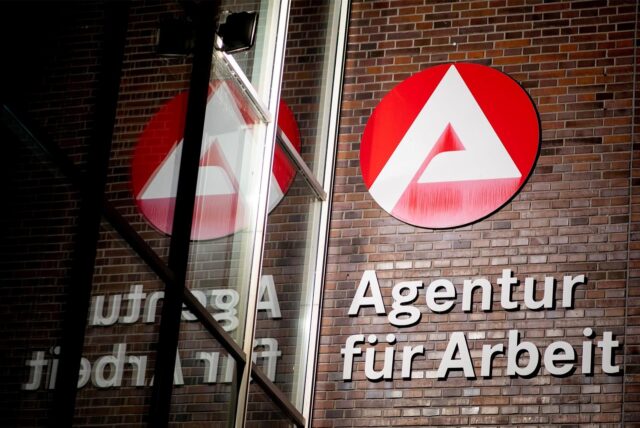 Mit gefälschten Arbeitsbescheinigungen soll das Duo einer Vielzahl von rumänischen Landsleuten den Bezug illegaler Sozialleistungen verschafft haben (Symbolbild)