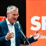 Bürgermeisterkandidat Axel Tschersich steht in Recklinghausen an einem Rednerpult. Im Hintergrund ist der Schriftzug der SPD zu sehen.