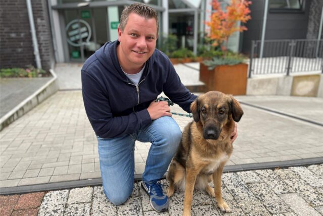 Stephan Melchers und Hündin Tilda posieren für ein Foto.