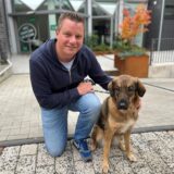 Stephan Melchers und Hündin Tilda posieren für ein Foto.