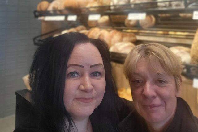 Zwei Mitarbeiterinnen der Bäckerei Büsch in Dorsten-Rhade stehen hinter dem Verkaufstresen.