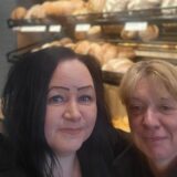 Zwei Mitarbeiterinnen der Bäckerei Büsch in Dorsten-Rhade stehen hinter dem Verkaufstresen.
