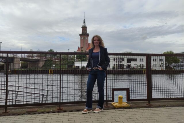 Das Bild zeigt Hafen-Vorständin Bettina Brennenstuhl während eines Rundgangs durch den Hafen. Dafür hat sie die von ihr favorisierten Pumps gegen sportliche Schuhe getauscht.