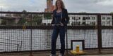 Das Bild zeigt Hafen-Vorständin Bettina Brennenstuhl während eines Rundgangs durch den Hafen. Dafür hat sie die von ihr favorisierten Pumps gegen sportliche Schuhe getauscht.