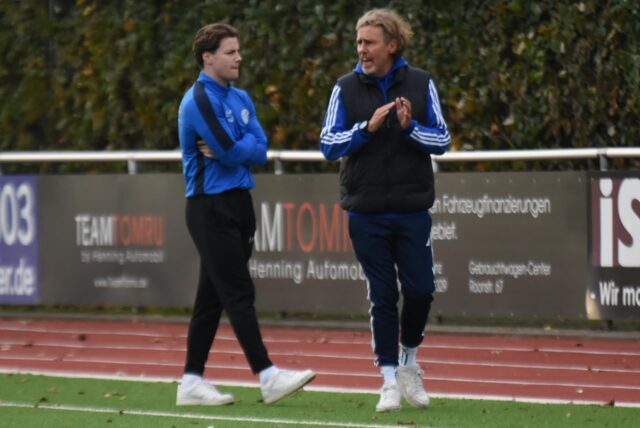 Olaf Senking feuert sein Team bei der 1:4-Niederlage gegen den Erler SV an der Seitenlinie an.