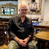 Christoph Bartels ist Koch mit Leib und Seele. Im Alten Markt in Dortmund brät er ein Schnitzel nach dem anderen.