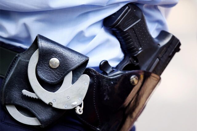 In Recklinghausen soll eine psychisch kranke Frau nach der Dienstwaffe eines Polizisten gegriffen haben. (Symbolbild)