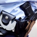 In Recklinghausen soll eine psychisch kranke Frau nach der Dienstwaffe eines Polizisten gegriffen haben. (Symbolbild)