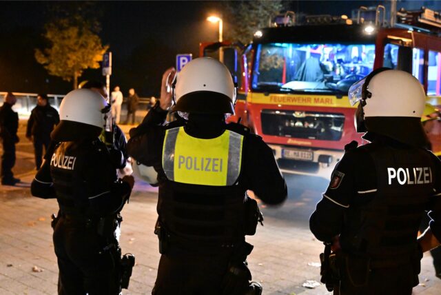Feuerwehr und Polizei im Halloween-Einsatz.