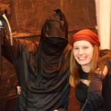 Eine als Piratin verkleidete junge Frau steht neben einem Mann in einem Sensemann-Kostüm.
