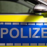 Die Ansicht einer Tür eines Streifenwagens mit der Aufschrift „Polizei“.