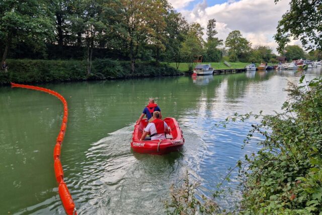 Feuerwehr legt Ölsperre auf der Stever