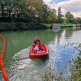 Feuerwehr legt Ölsperre auf der Stever