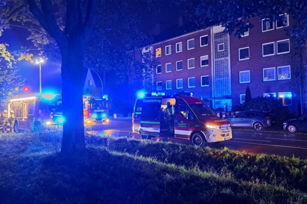 Mit zahlreichen Einsatzkräften ging die Recklinghäuser Feuerwehr gegen die Flammen vor. Mit zahlreichen Einsatzkräften ging die Recklinghäuser Feuerwehr gegen die Flammen vor.