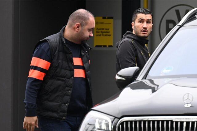 Nuri Sahin schaut zur Seite.