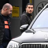 Nuri Sahin schaut zur Seite.