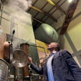 Dirk Böckenhoff öffnet die große Destille seiner Dorstener Obstbrennerei.
