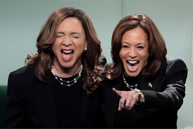 Die demokratische US-Präsidentschaftskandidatin Kamala Harris (r) tritt in der NBC-Sendung «Saturday Night Live» («SNL») mit Maya Rudolph auf.