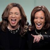 Die demokratische US-Präsidentschaftskandidatin Kamala Harris (r) tritt in der NBC-Sendung «Saturday Night Live» («SNL») mit Maya Rudolph auf.