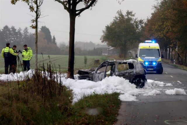 Ein ausgebrannter Renault Clio auf einer Straße in Dortmund.