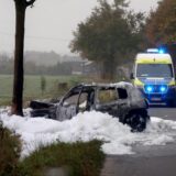 Ein ausgebrannter Renault Clio auf einer Straße in Dortmund.