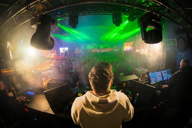 DJ Goetz legt beim Terrassenglühen in Recklinghausen auf