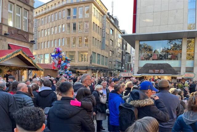Passanten am Alten Markt in Dortmund.