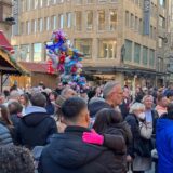 Passanten am Alten Markt in Dortmund.