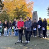 Schüler des Gymnasium Petrinum gestalteten das Riga-Gedenken auf dem Jüdischen Friedhof in Recklinghausen eindrucksvoll mit.