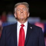 Der republikanische Präsidentschaftskandidat und ehemalige US-Präsident Donald Trump kommt zu einer Wahlkampfveranstaltung im First Horizon Coliseum.