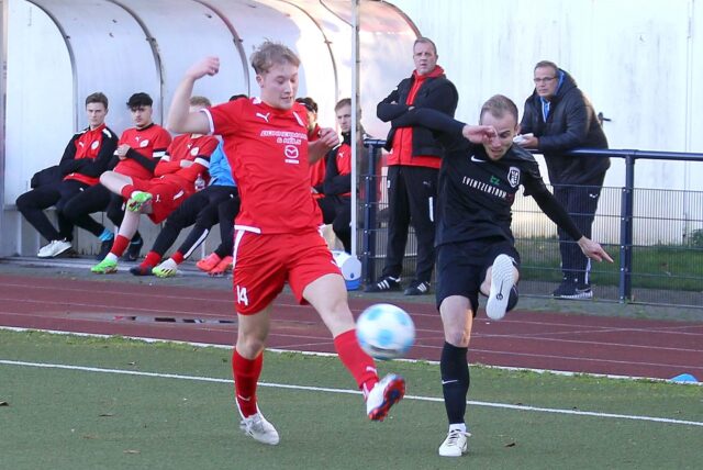Ein Bild aus dem Hinspiel zwischen dem Hombrucher SV (in Rot) und dem FC Marl.