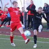 Ein Bild aus dem Hinspiel zwischen dem Hombrucher SV (in Rot) und dem FC Marl.