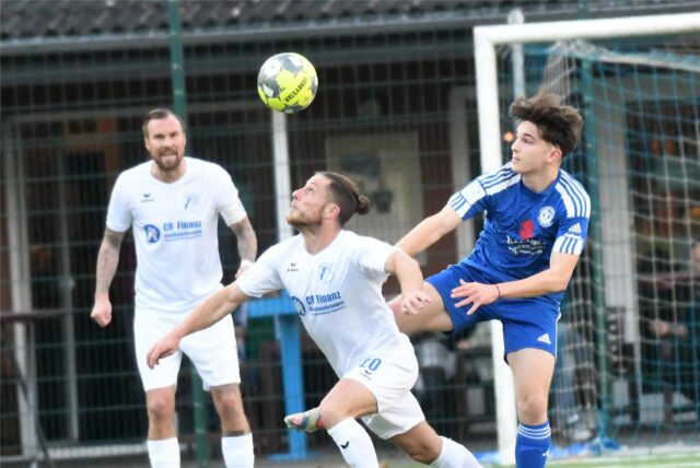 Julian Martinez (M.) und der SV Wacker Obercastrop gewannen gegen den Holzwickeder SC (blaue Trikots).