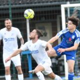 Julian Martinez (M.) und der SV Wacker Obercastrop gewannen gegen den Holzwickeder SC (blaue Trikots).