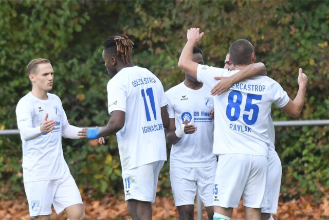 Der SV Wacker Obercastrop (weiße Trikots) konnte sich am 13. Spieltag gegen den Holzwickeder SC durchsetzen.