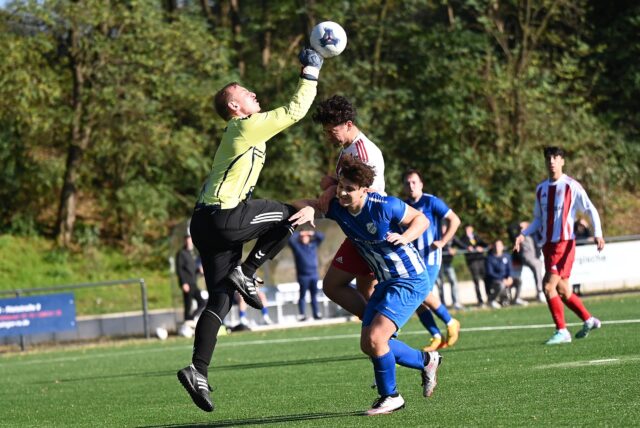 Hochlars Torwart Tobias Konert stand im Duell gegen den neuen Spitzenreiter Kültürspor Datteln nicht nur in dieser Szene im Mittelpunkt.