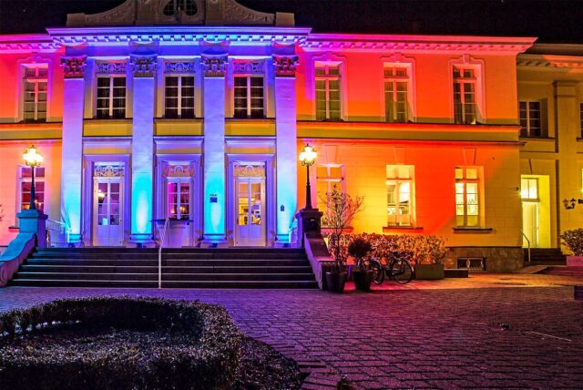Das spektakulär illuminierte Schloss soll während der Dörflichen Weihnacht ein Hingucker sein.