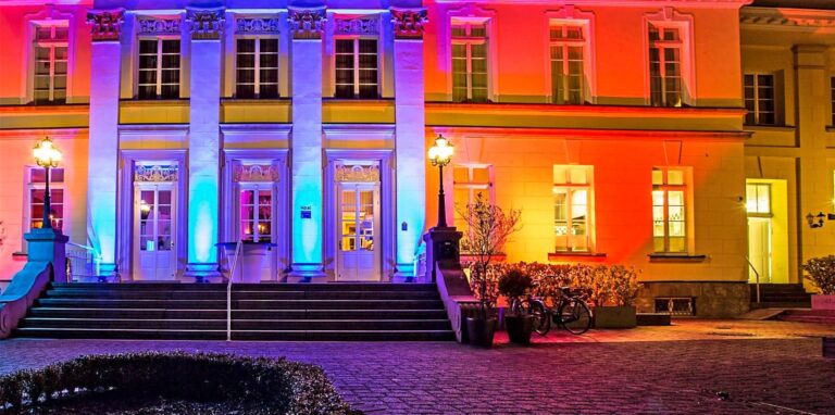 Das spektakulär illuminierte Schloss soll während der Dörflichen Weihnacht ein Hingucker sein.