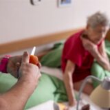 Pflegerin Ramona Rössner schneidet beim ambulanten Besuch ihrer Patientin, der 97-jährigen pflegebedürftigen Seniorin Brigitte Richter, Obst für eine Zwischenmahlzeit.