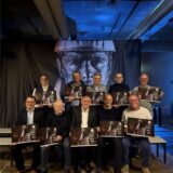 Mitglieder des Lions Clubs Herten präsentieren den Adventskalender 2024.